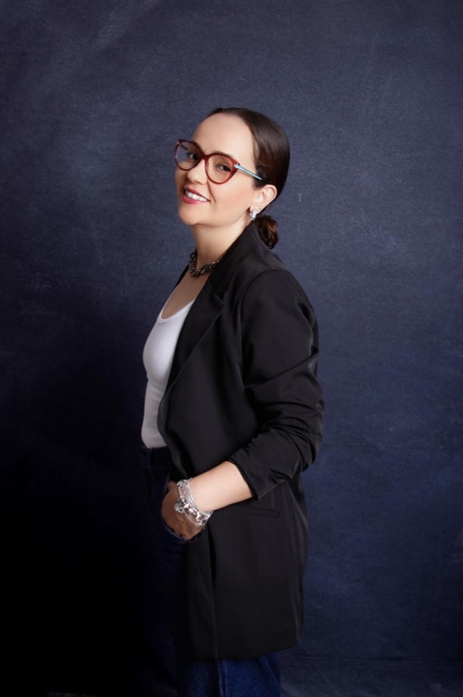Retrato de Fabiana Ribeiro de blazer e óculos