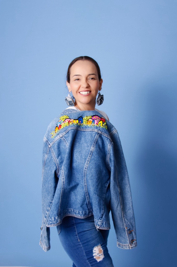 Fabiana Ribeiro sorrindo, de jaqueta jeans